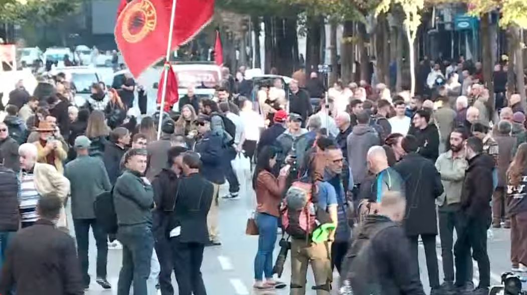 Foto nga burimi: Dita e 14-të e protestave studentore, qytetarët dhe të rinjtë mblidhen masivisht para Ministrisë së Arsimit