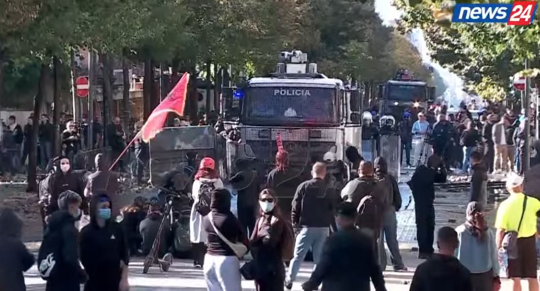 Dhuna në protestë  U godit me gurë  lëndohet operatori i News24  Agron Isufi