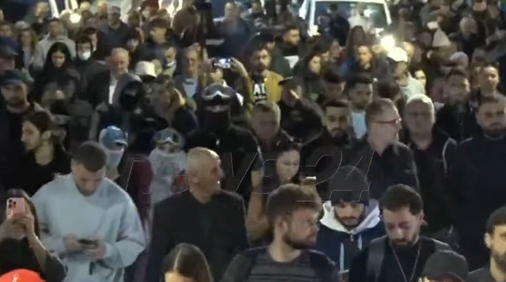 Pas rezistencës te Ministria e Arsimit  të rinjtë dhe qytetarët nisin marshimin drejt Kryeministrisë