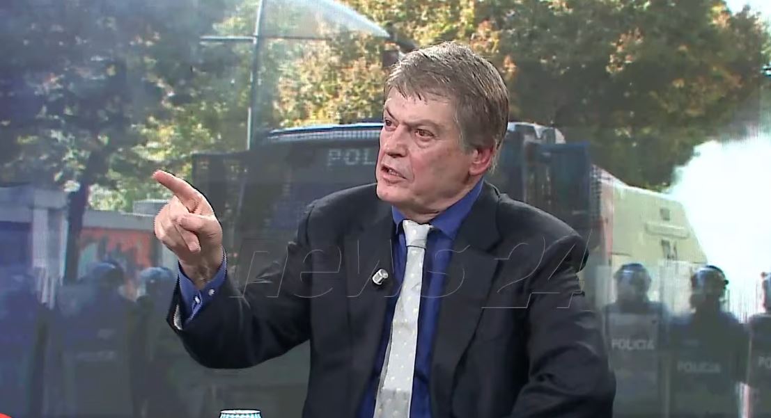  Protestuesit i treguan Ramës kartonin e kuq tani    Bamir Topi  Nuk ka më të drejtë të komunikojë popullin 