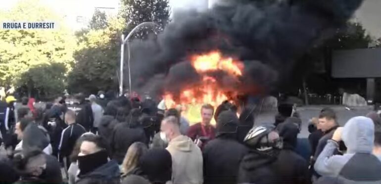 Protesta e studentëve/ Ministria e Shëndetësisë: 89 persona përfunduan në spital. 1 protestues dhe 2 efektivë pritet t’i nënshtrohen ndërhyrjes kirurgjikale