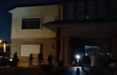 Foto nga burimi: Ankesat për ndërprerjen e energjisë elektrike në kulmin e protestave studentore! KLSH nis kryerjen e auditimit në Spitalin e Traumës