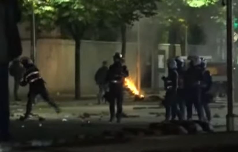 E paprecedentë në Bulevard  Efektivët e  Shqiponjave  gjuajnë me gurë drejt qytetarëve në bulevard
