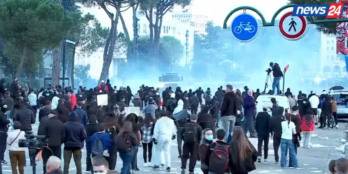 Përplasje të fuqishme te Kryeministria  Policia mbulon bulevardin me gaz lotsjellës  protestuesit vijojnë rezistencën