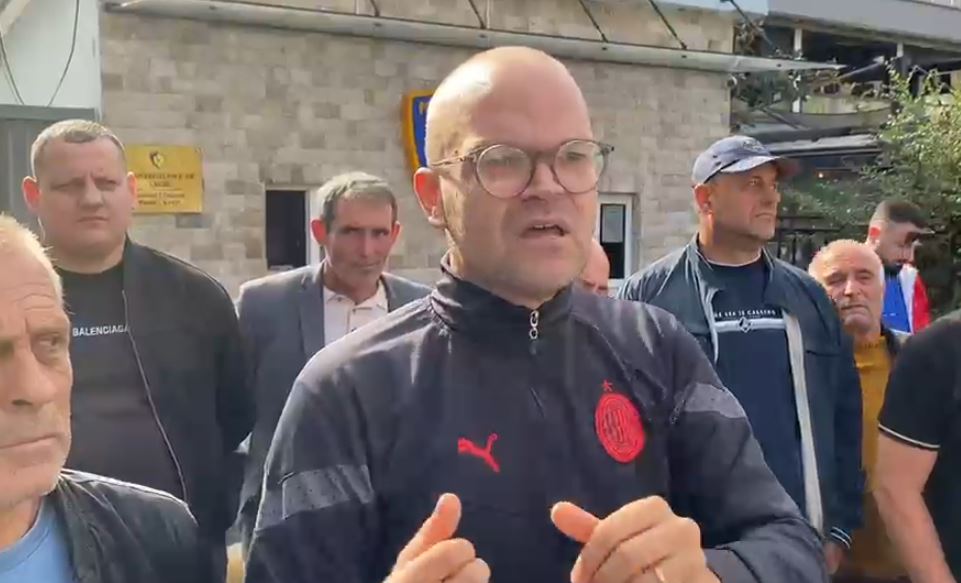  Qytetarëve u shkojnë në shtëpi me 4 makina policie    Aulon Kalaja denoncon presionet ndaj banorëve të Krujës  Përballë   