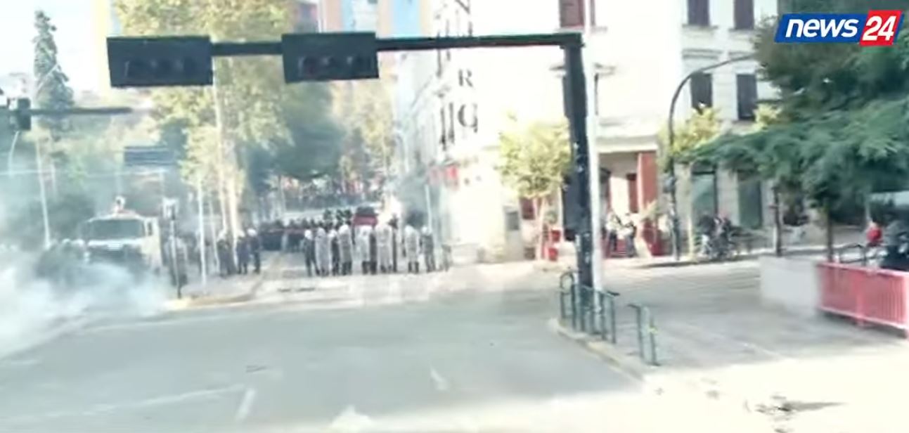 Gaz lotsjellës pa masë te Rruga e Elbasanit  Policia bllokon kryqëzimin te Xhamia e Namazgjasë