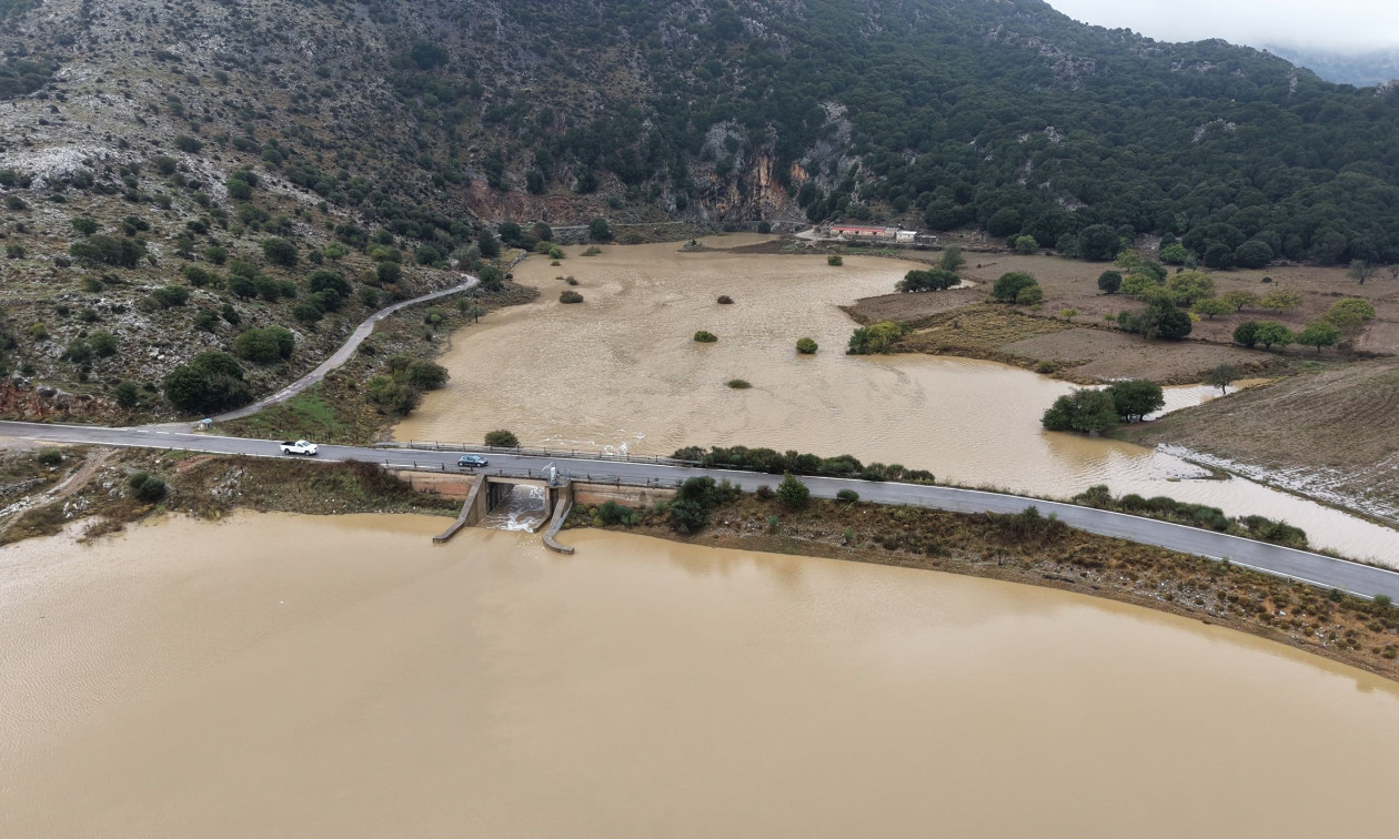 Përmbytje katastrofike në Kretë  mijëra hektarë nën ujë  Fermerët humbin prodhimet