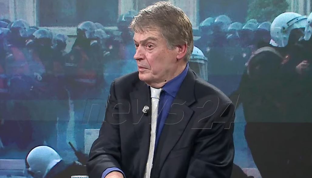 Foto nga burimi: “Vendosi karrige e stola në trotuar, nuk është seriozitet”/ Ftesat e Ramës për dialog me studentët, Topi: Butaforizma. Kjo shoqëri nuk e duron dot më!