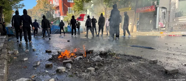 Revoltat studentore kundër Ramës/ DW: Policia me një strategji të re, tenton të mos lejojë rigrupimin gjatë protestës