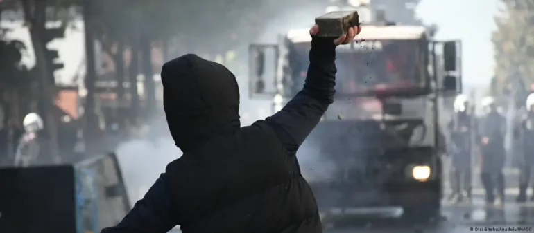 “Demonstruesit denoncojnë korrupsionin, kushtet e mjerueshme në universitete dhe kërkojnë dorëheqjen e Ramës”/ DW: Pse u përshkallëzuan protestat studentore në Shqipëri?