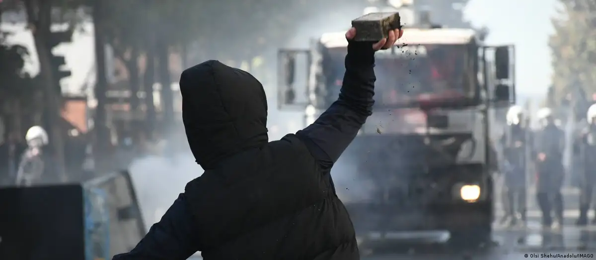  Demonstruesit denoncojnë korrupsionin  kushtet e mjerueshme në universitete dhe kërkojnë dorëheqjen e Ramës   DW  Pse u përsh   