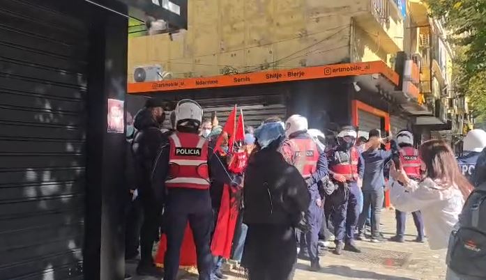 Tensione te Rruga e Durrësit  Policia rrethon protestuesit mes lagjeve  ndërhyn me ujë me presion dhe gaz lotsjellës