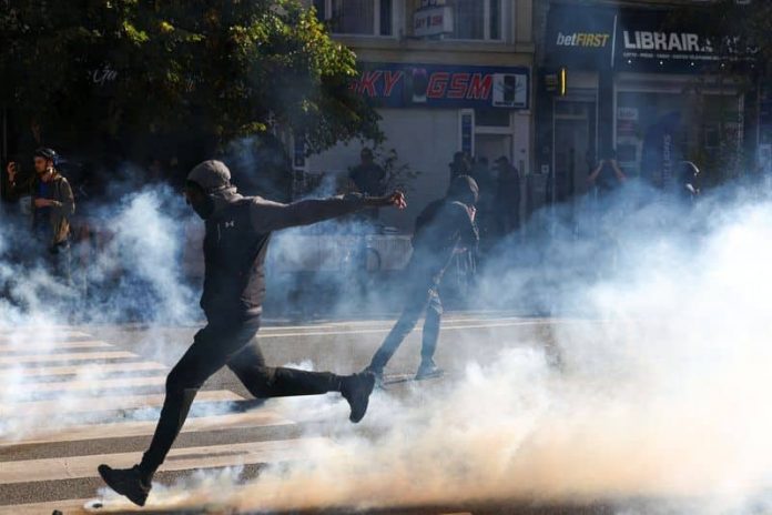 Bruksel  Gaz lotsjellës dhe ujë me presion  pas protestave studentore kundër rritjes së kostove të arsimit
