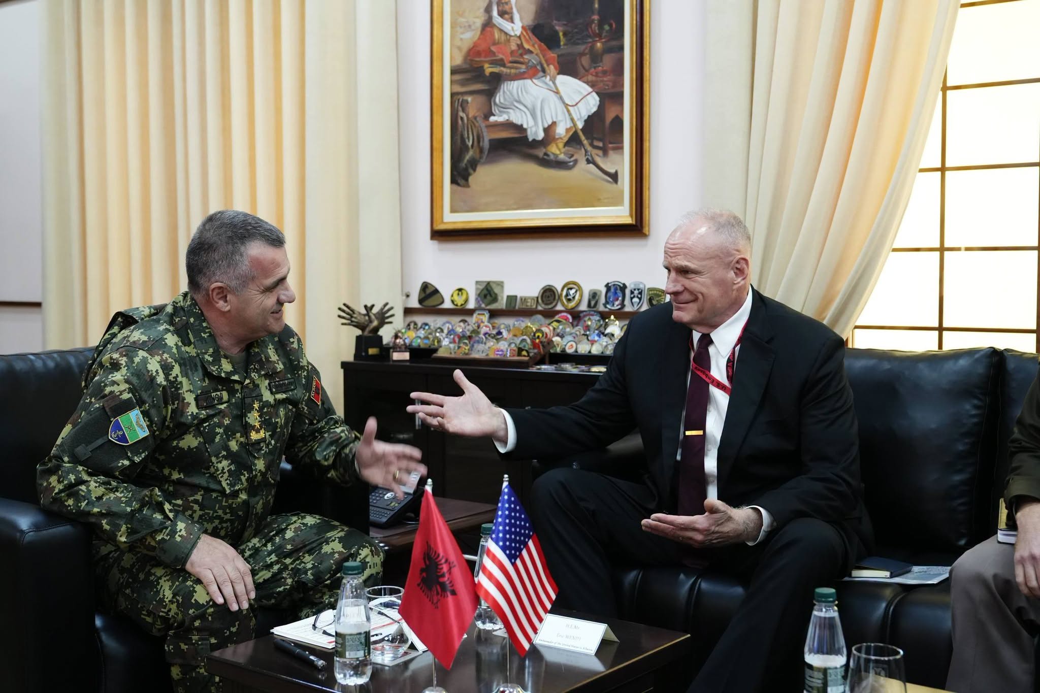 FOTO  Shefi i Shtabit të Përgjithshëm të FA takon ambasadorin amerikan  Eric Wendt  Bashkëpunim në forcimin e sigurisë kombëta   