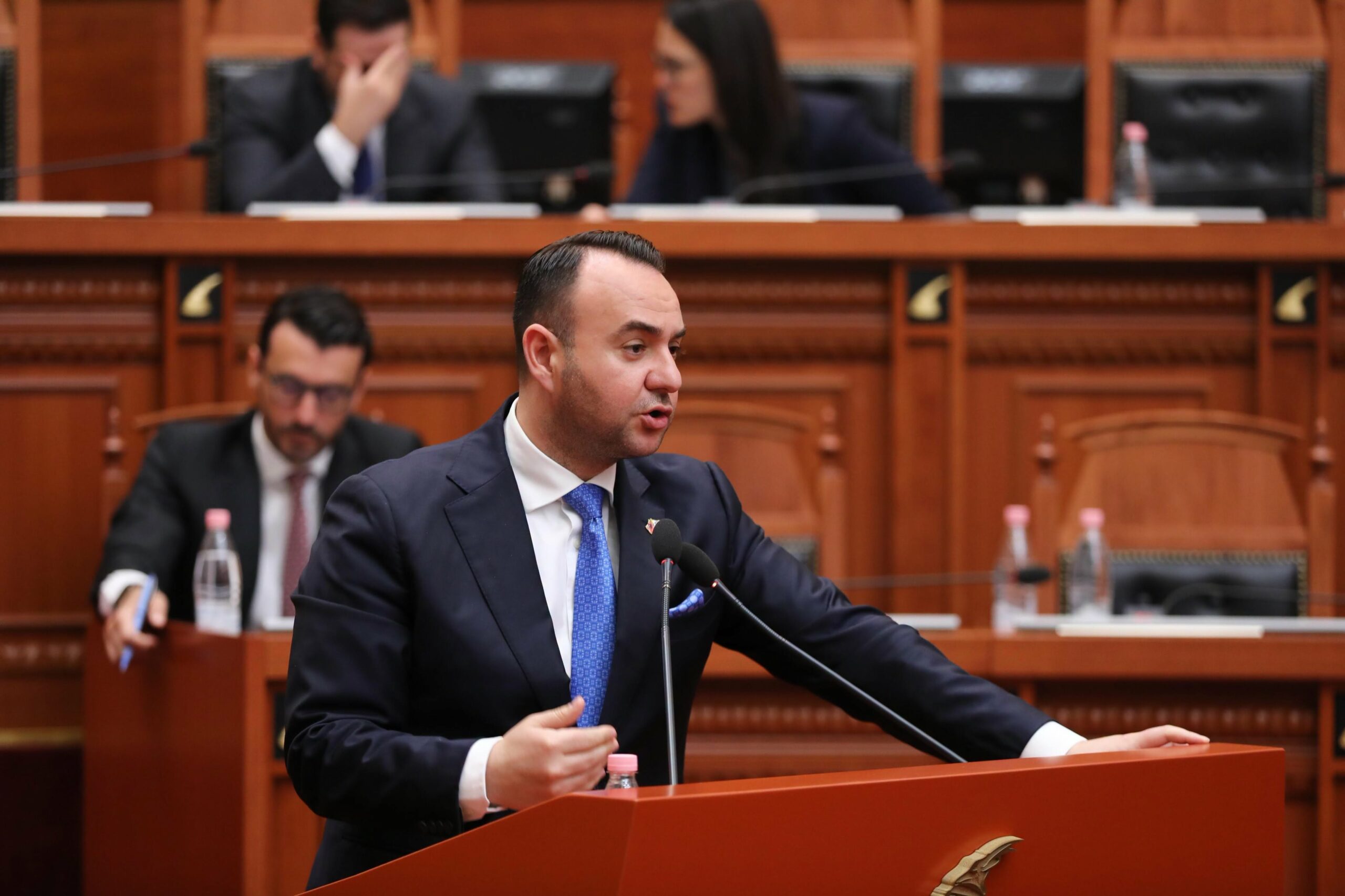 Foto nga burimi: “As në nivelin e Vuçiçit nuk je”, Balliu sulmon Ramën: Studentëve u përgjigjesh me dhunë, Shqipëria nuk ka nevojë për një Gadaf të ri!