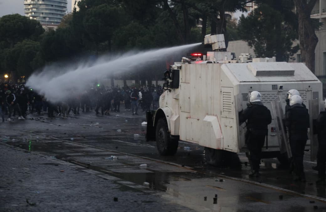 Foto nga burimi: Dhuna barbare ndaj studentëve e gjimnazistëve/ “Do mbaheni mend si kryeministri më i urryer”, Imami, Ervin Qylafku-Ramës: Jepni dorëheqjen tani!