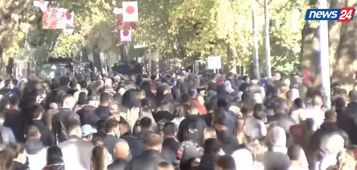 Foto nga burimi: Tjetër përshkallëzim në protestë/ Qytetarët marshojnë pranë Ministrisë së Ekonomisë, policia hedh gaz lotsjellës në masë