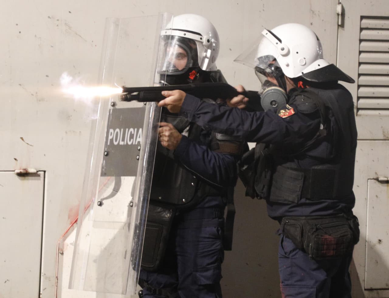 FOTO VIDEO  Nga dhuna policore ndaj protestuesve  përdorimi i plumbave të gomës deri tek mbërritja e RENEA s te Kryeministria    