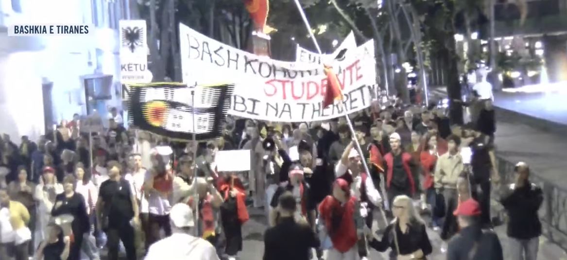  Ju erdhi fundi   protestuesit vijojnë me thirrje kundër qeverisë
