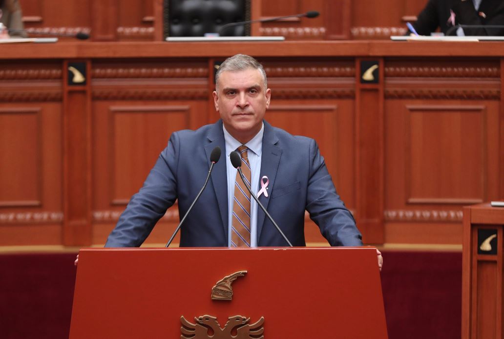 Blushi i ashpër në Kuvend  Esat Pasha është ringjallur  por Avni Rustemi nuk vdes kurrë  Tradhtia me hartën territoriale nuk d   