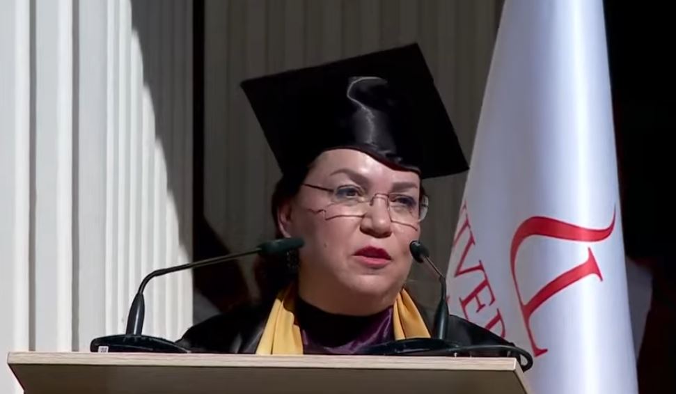 Ceremonia e diplomimit në  Luarasi   Zëvendës rektorja e universitetit  Anni Dasho mesazh studentëve  Punoni shumë  kërkoni sh   