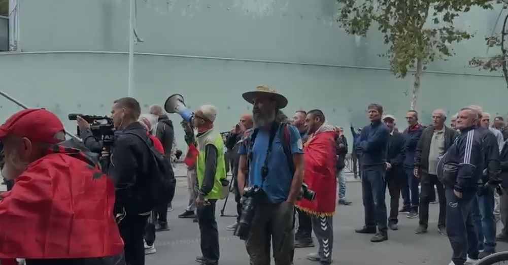  Parlamenti i mafias  Poshtë narkoshteti   Nis mbledhja e protestuesve pranë Kuvendit  Nuk na përfaqësoni