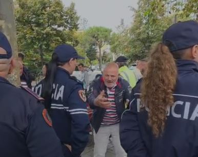 Kërkon të bashkohet me protestën  por pengohet nga perimetri i sigurisë  qytetari  shpërthen  ndaj policisë  Toka është e të g   