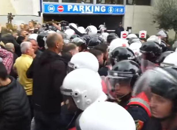 Kuvendi në  shtetrrethim   Protestuesit u hedhin ujë  policia i shtyn dhe përdor spraj lotsjellës