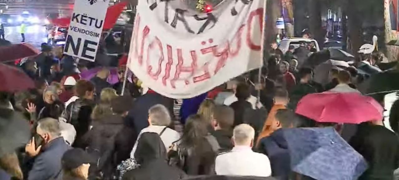 Mbyllen fjalimet para Kryeministrisë  nis marshimi në rrugët e Tiranës