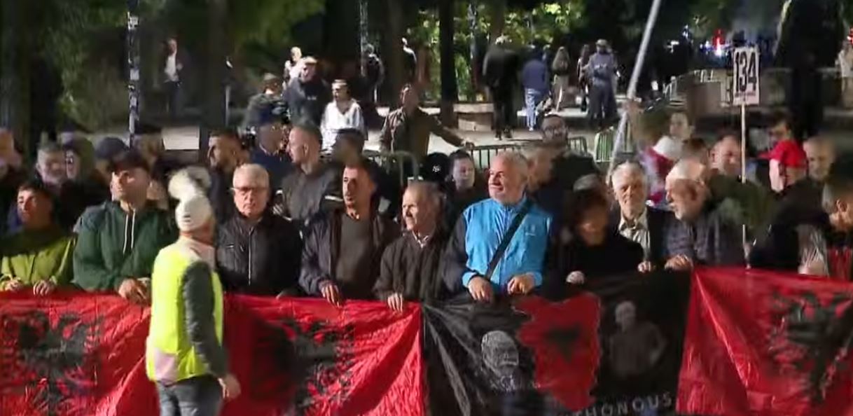  Nuk shitet Shqipëria  shitet qeveria   Nis marshimi drejt Kryeministrisë  protestuesit kërkojnë largimin e Ramës