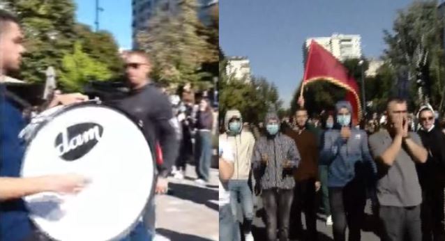 Me daulle  flamuj dhe pankarta  Studentët  mbledhin  kolegët në universitete  Bashkohuni me ne 