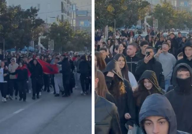 Të gjithë së bashku    Me flamuj dhe ovacione  protesta sot nis nga Kamza  gjimnazistët bojkotojnë masivisht mësimin  dynden    
