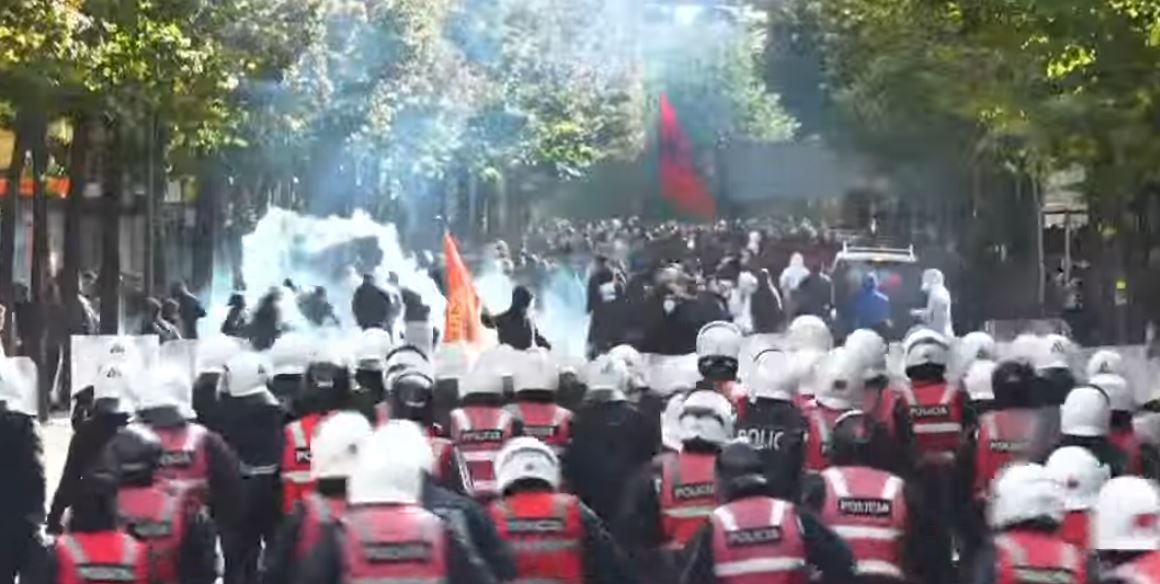  Ju erdhi fundi    Studentë dhe gjimnazistë thirrje të forta nga protesta para Ministrisë së Arsimit  ndërhyn poli   
