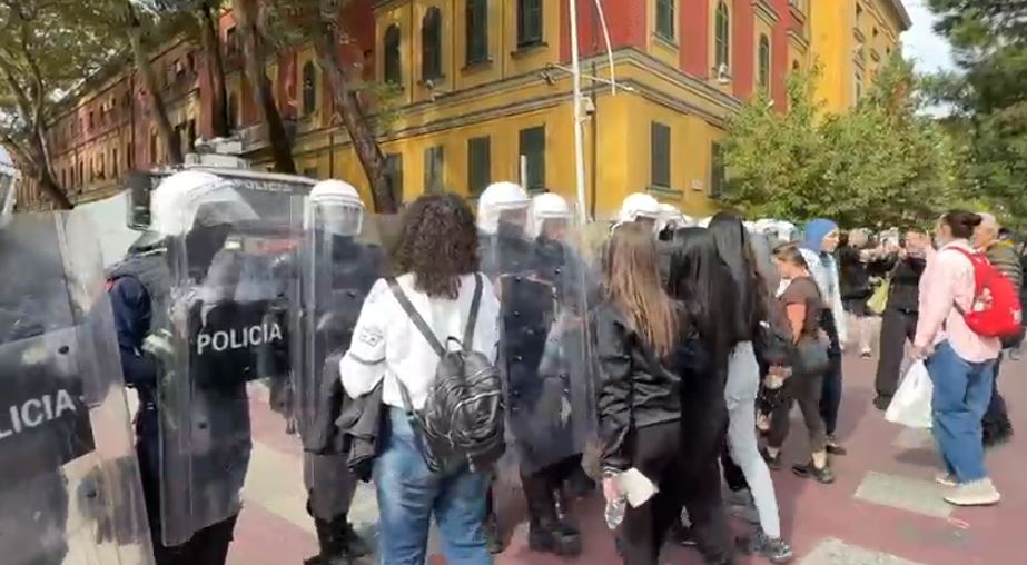  Turp    Vajzat bëhen gardh para kordonit policor  tentojnë t i për pengojnë të shkojnë drejt protestës  VIDEO 