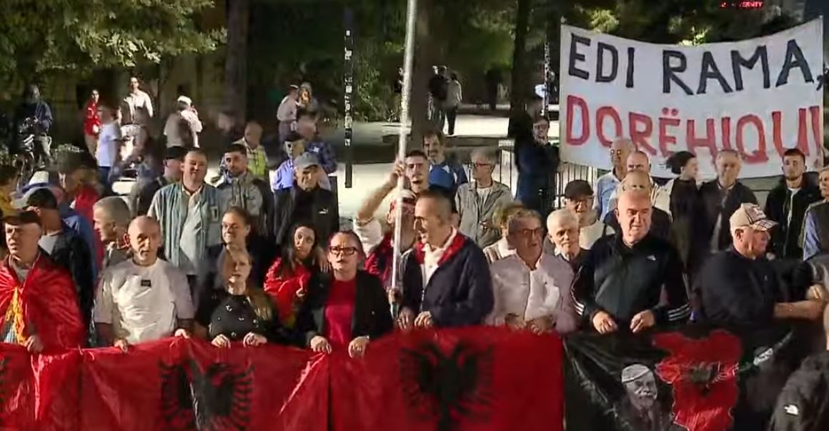  Shqipëria po bën revolucion    Nis marshimi i protestuesve drejt Kryeministrisë