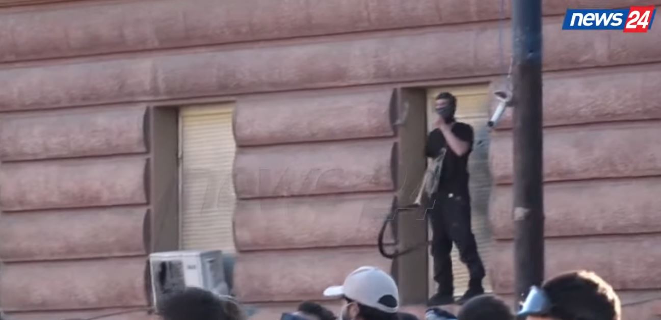Tensione në Kryesinë e Kuvendit  i riu godet me hekur dritaren  policia shpërndan turmën me gaz lotsjellës