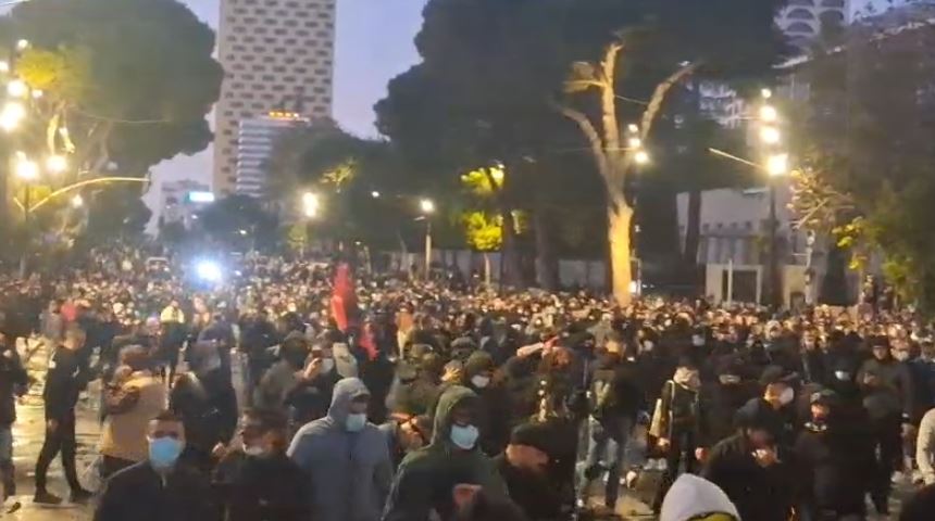 Dhuna në protestë  11 persona përfundojnë te Trauma  si paraqitet gjendja e tyre