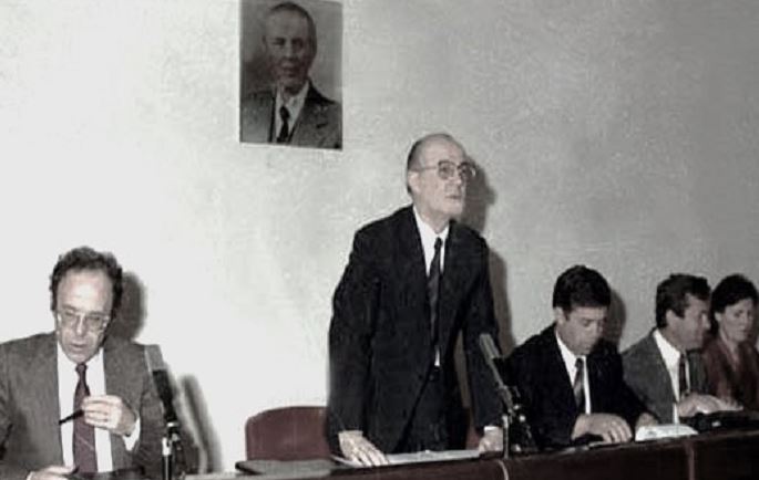 “Shoku Manush, ne s’duhet të besojmë ato lajme plot shpifje të agjensive të huaja, sepse sipas tyre, edhe Nexhmije Hoxhën e paskemi arrestuar dhe e mbajmë në…”! / Debatet e Ramiz Alisë në plenum, 7 korrik ‘90