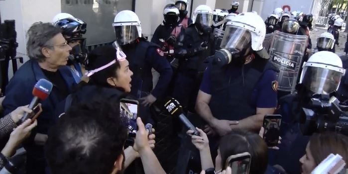  Çfarë bëni kështu     Protestuesit përballen me policinë para Ministrisë së Arsimit  Po helmoni fëmijët tanë me gaz  Bashkohu   