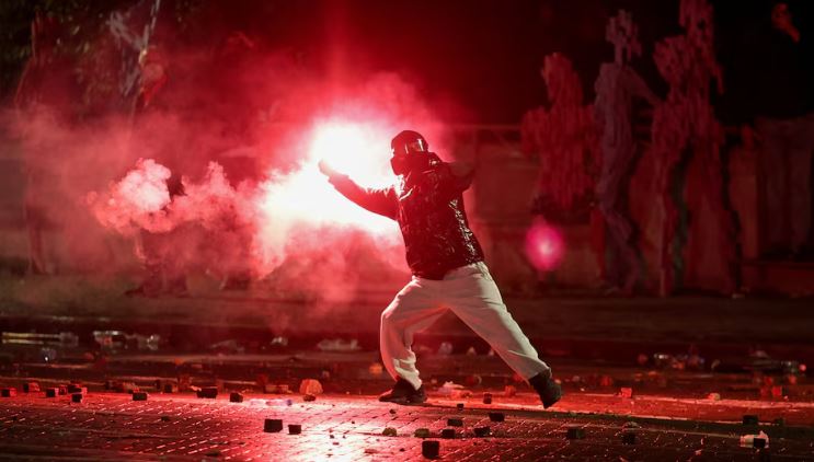  Protesta  sfida më e madhe për Ramën   Reuters  Policia shqiptare qëllon me plumba gome studentët