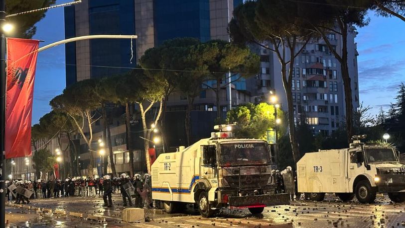 Foto nga burimi: “Molotovë, gaz lotsjellës, plumba gome dhe flakë”, DW: Përplasjet në ditën e pestë të protestës, më të ashprat! Dhjetëra të lënduar