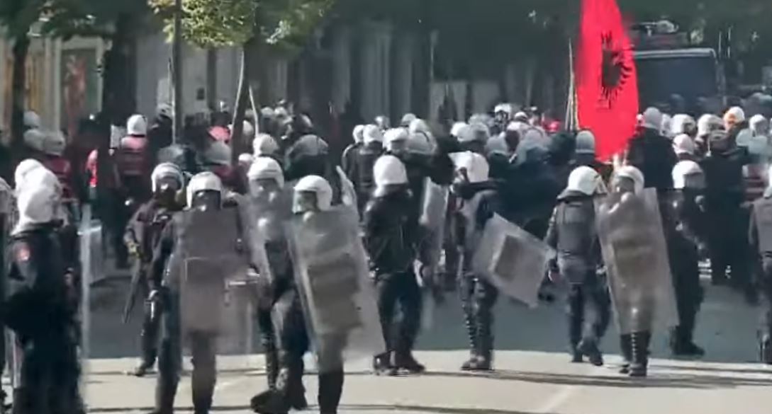 Foto nga burimi: Ujë me presion dhe gaz lotsjellës! Përplasje mes policisë dhe protestueseve para Ministrisë së Arsimit, shoqërohet disa të mitur