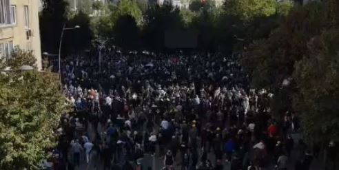 PAMJE ME DRON  Pjesëmarrje masive  Mijëra qytetarë mbushin rrugët në protestë  qindra efektivë dhe forcat shqiponja në terren    