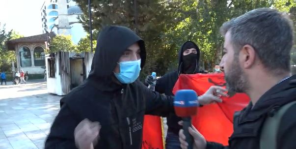 Foto nga burimi: LIVE- “Protestojmë për të drejtat tonë, për këtë flamur”/ Mblidhen protestuesit te sheshi “Skënderbej”, të rinjtë të vendosur: Nuk tërhiqemi deri në largimin e Ramës