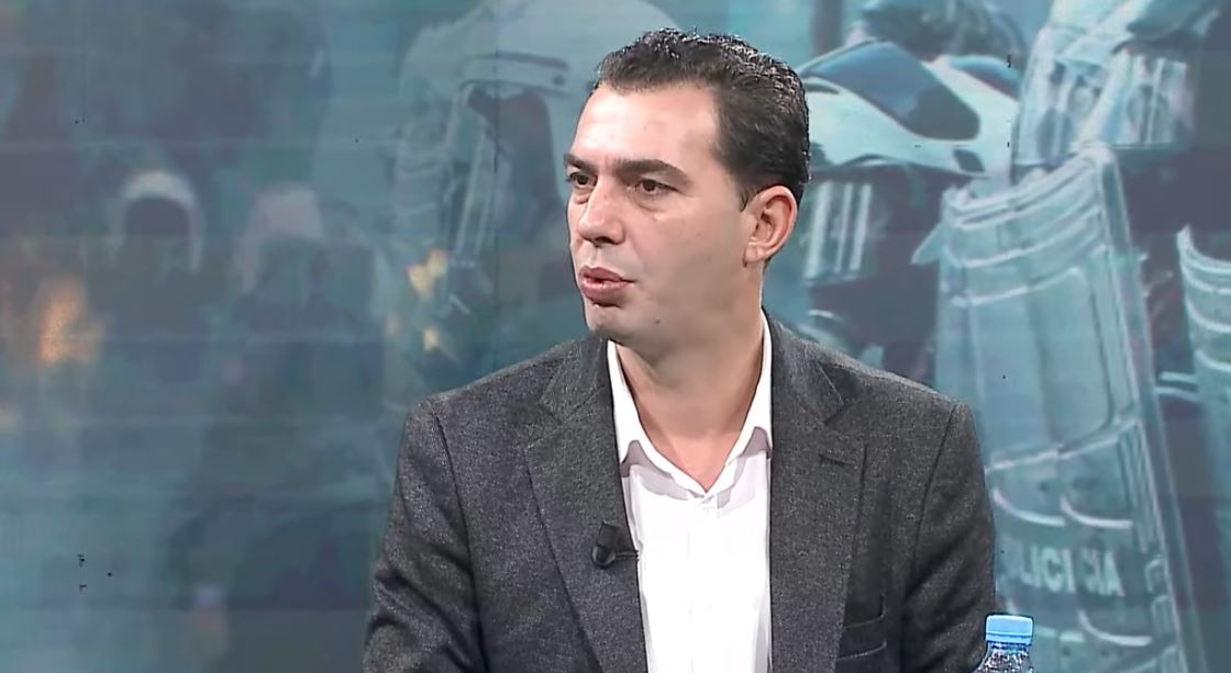 Foto nga burimi: “2500 € shpërblim për policët, i kthen në jeniçerë”/ Aktivisti: Rama, kriminel i kohërave moderne! I ka bërë llogaritë gabim, do ta paguajë