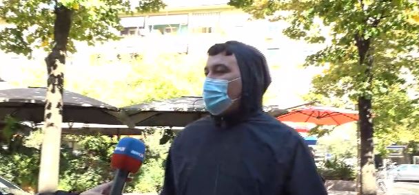 Foto nga burimi: Me dorë të fashuar, i riu tregon lëndimet gjatë përplasjeve në protestë: Si mund të gjuash drejt njerëzve?