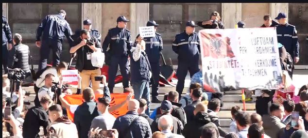 Pedagogët dhe të rinjtë heqin karriget e Ramës nga Kryeministria  Refuzojmë dialogun  Lironi studentët