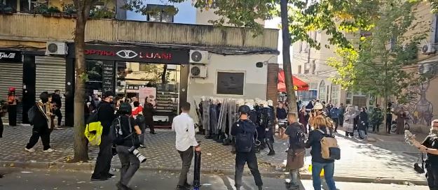 Foto nga burimi: LIVE- Tensione në protestën para Ministrisë së Arsimit/ As gazi dhe uji! Asgjë s’e ndal rininë, studentët zmbrapsin policinë