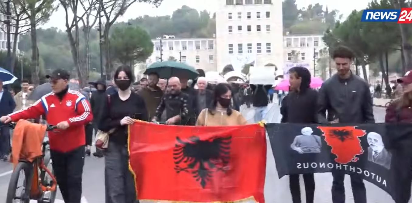 Foto nga burimi: “Nuk është më koha për dialog”/ Pedagogia në protestë: E kërkuam, por qeveria nuk na dëgjoi! Sot po vuajmë pasojat e reformës në arsim