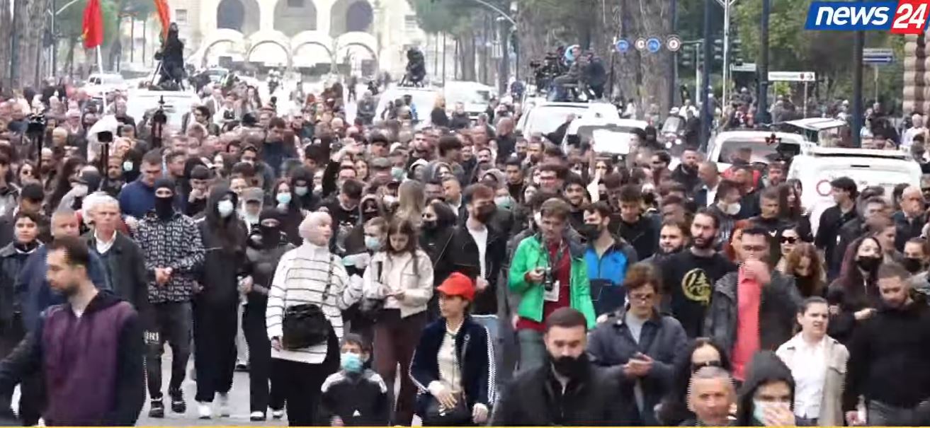 Foto nga burimi: Dita e 9 e revoltës studentore/ Pas tubimit para Kryeministrisë, studentët dhe pedagogët nisin marshimin drejt Ministrisë së Arsimit